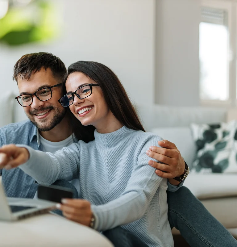 2 mensen aan een bureau